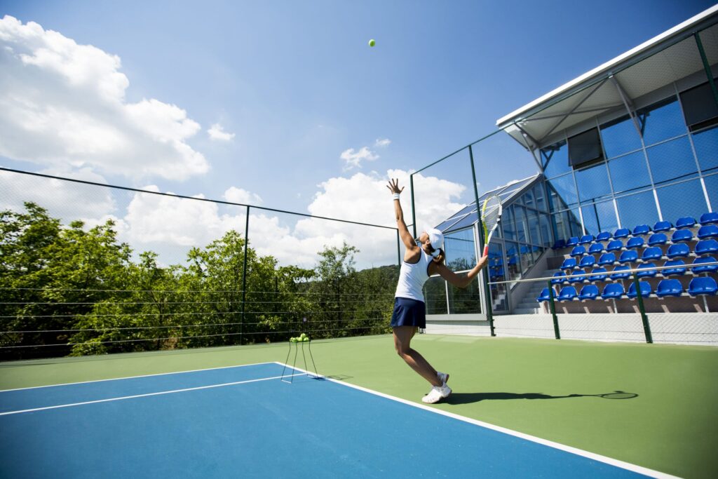 Why HOAs Should Hire a Professional Company to Clean Neighborhood Tennis Courts During the Winter Months in Georgia